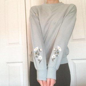 Flower embraided sweater